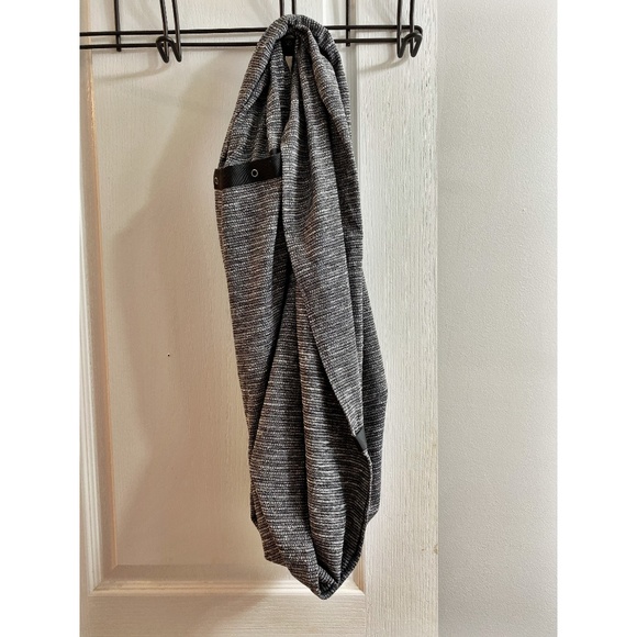 Lululemon Vinyasa Scarf in Coco Pique Black White - Picture 2 of 4